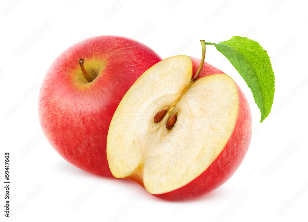 孤立的苹果。一个半红色的苹果果实在白色背景上被孤立