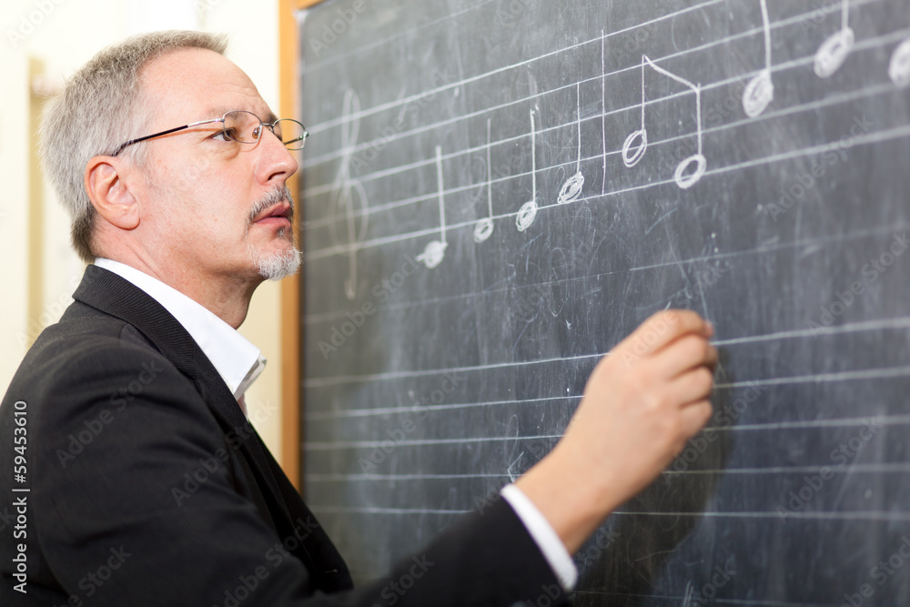 音乐老师在黑板上写笔记