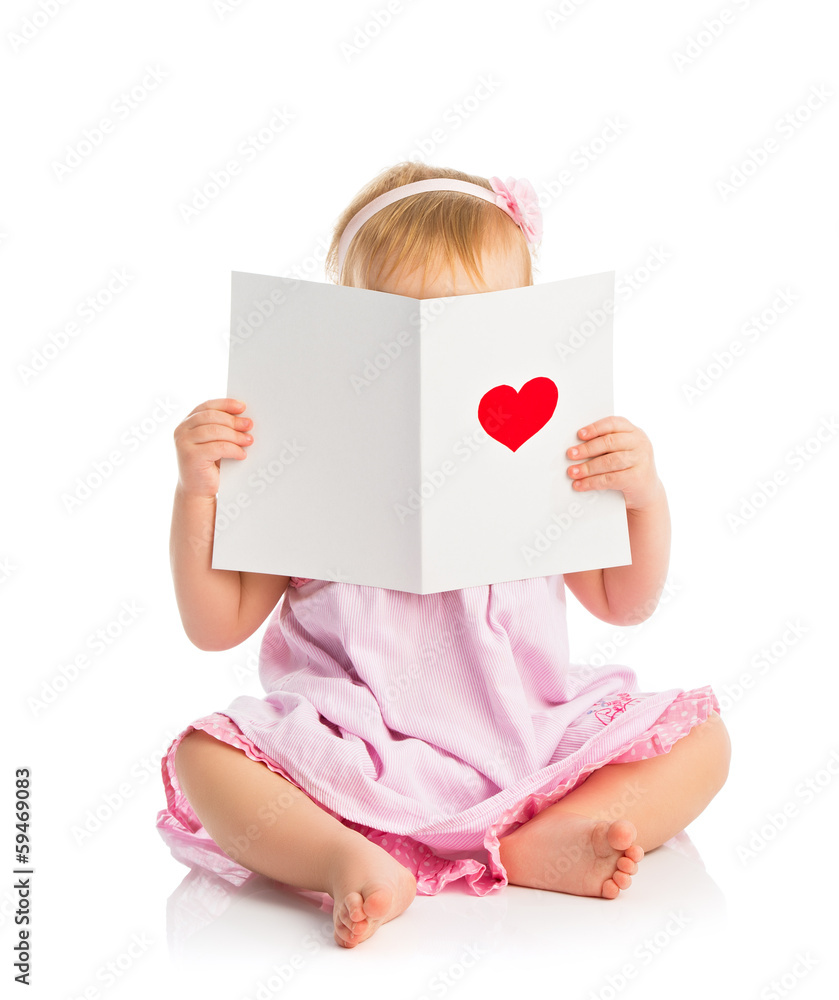 美丽的女婴，带着可爱的情人节明信片，上面有一个红色的耳朵