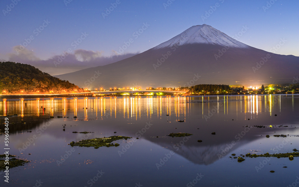 日本的富士山和川口湖
