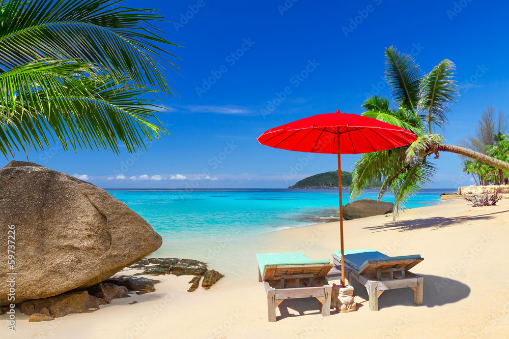 泰国热带海滩风景与躺椅