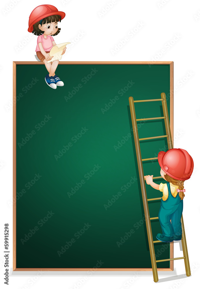 一个女孩坐在空木板上方，一个女孩爬上男孩