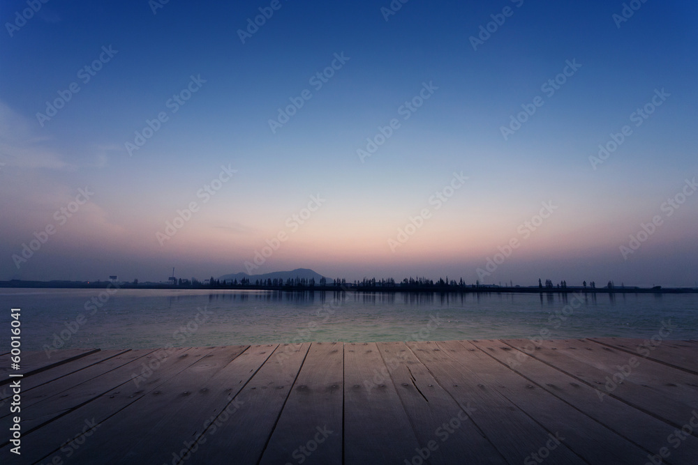 日落时的湖景