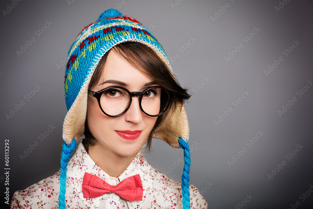 戴着滑稽冬帽的时髦女孩肖像