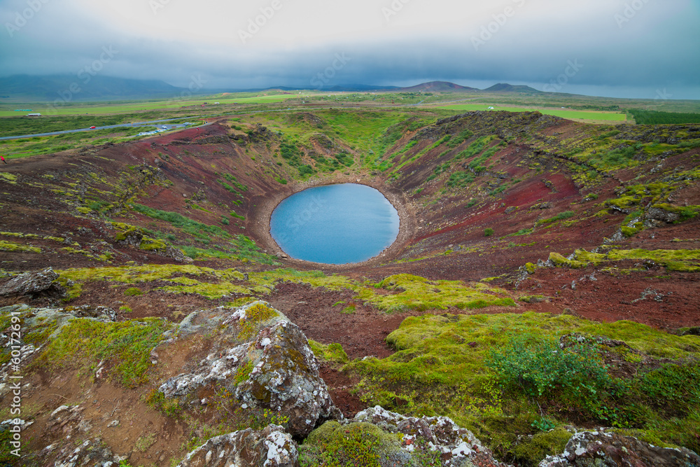 圆形火山口中的湖泊
