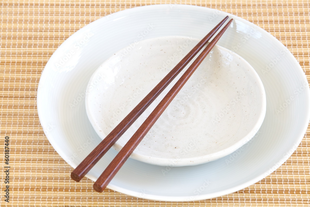 带筷子的空白盘子