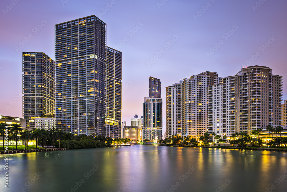 美国佛罗里达州迈阿密市迈阿密河和Brickell Key的天际线