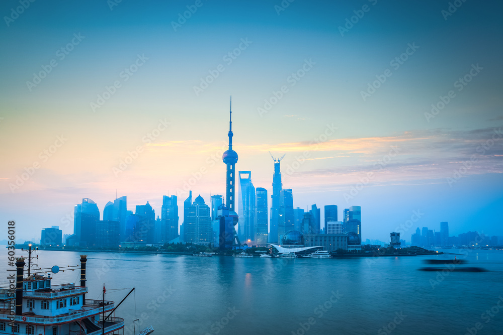 黎明中的上海天际线