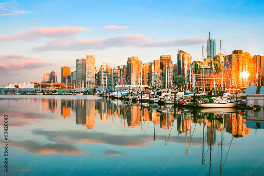 加拿大不列颠哥伦比亚省日落时的温哥华天际线与海港