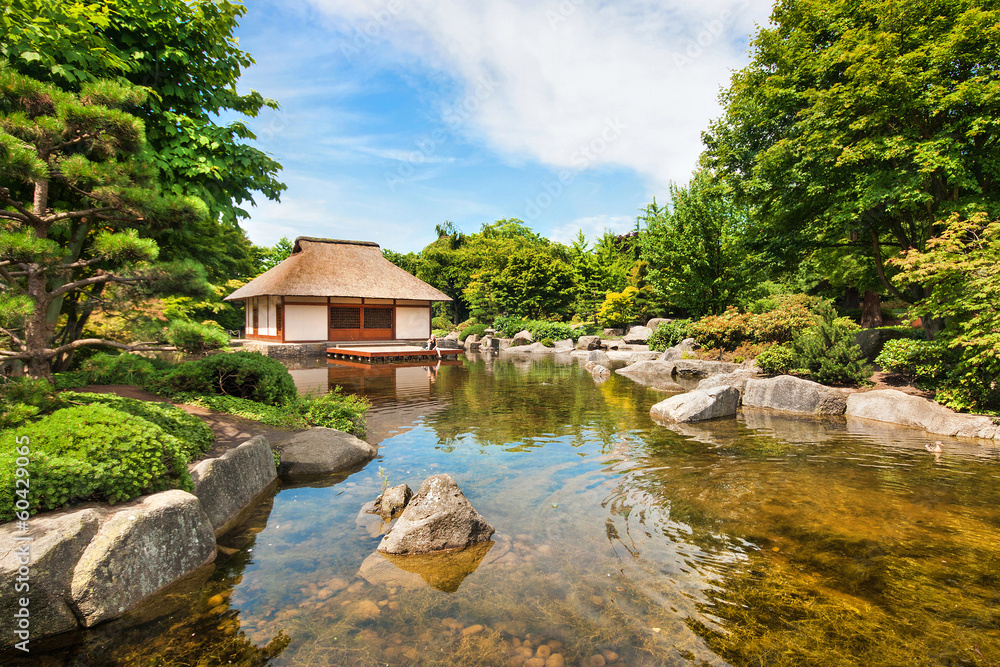 带茶馆和池塘的传统日本花园