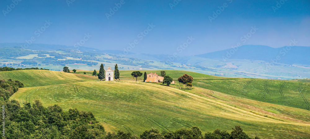 托斯卡纳风景全景，带小教堂和古老的农舍，意大利