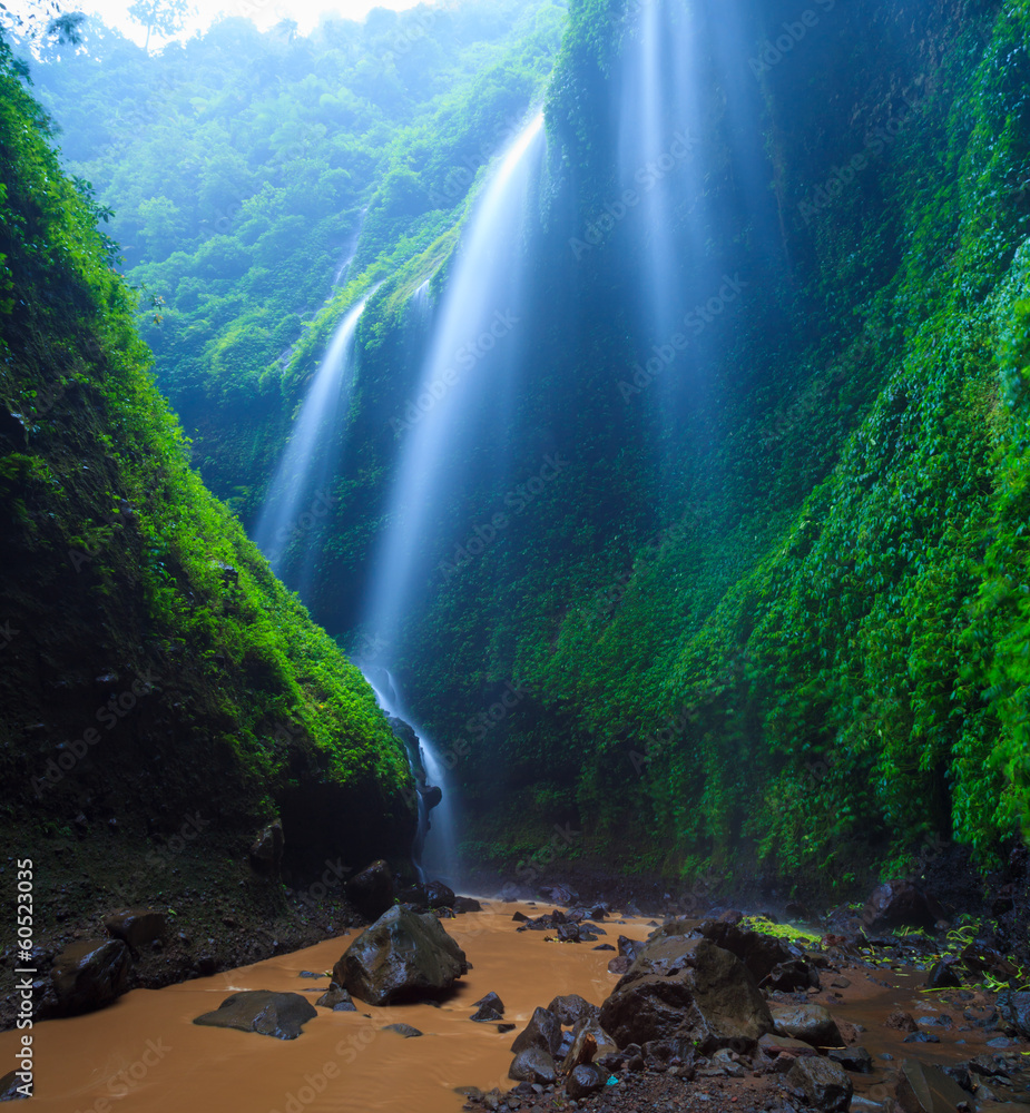 印度尼西亚东爪哇岛Madakaripura瀑布