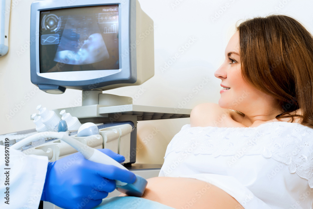 孕妇在医生接待处