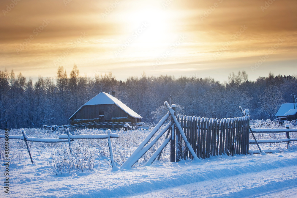 冬天有篱笆的农村房子