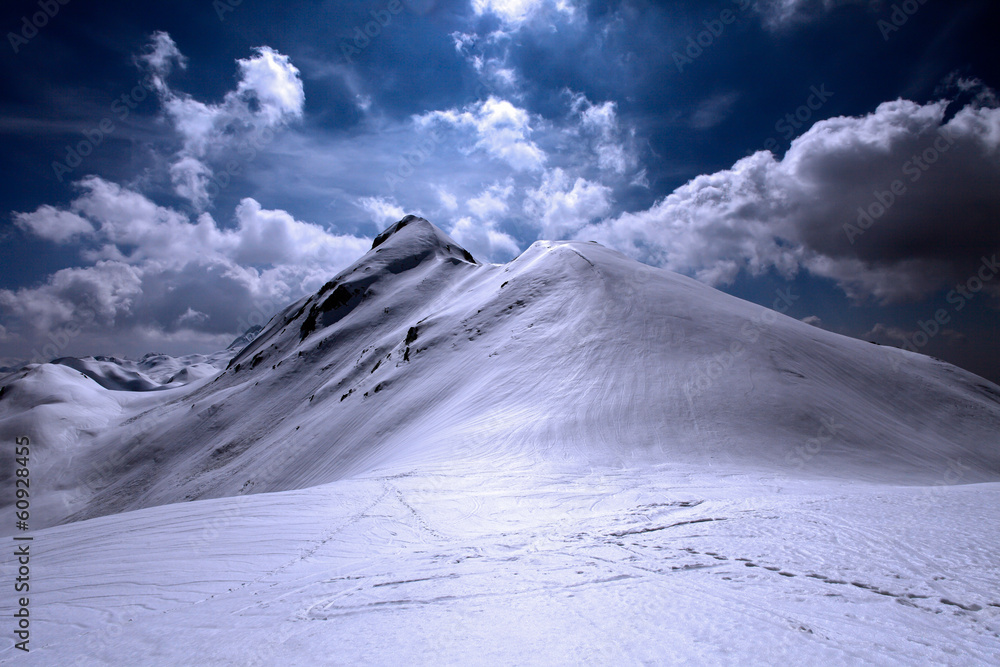 雪亮的山顶，前景中有脚步声