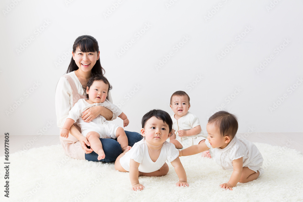 房间里的亚洲婴儿和母亲