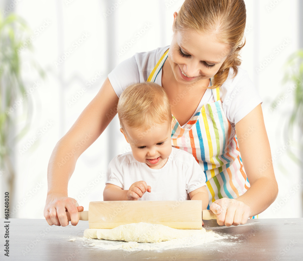 女婴和她的妈妈一起做饭，烤面包