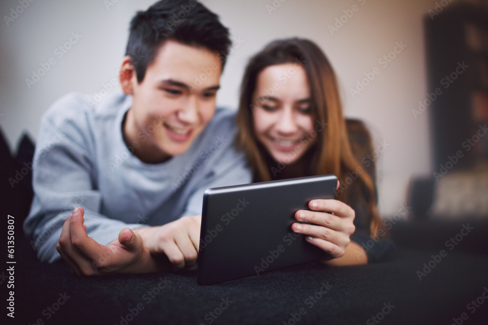 青少年情侣使用数字平板电脑-室内