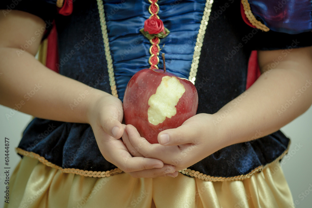 美丽的白雪公主与苹果的梦幻复古