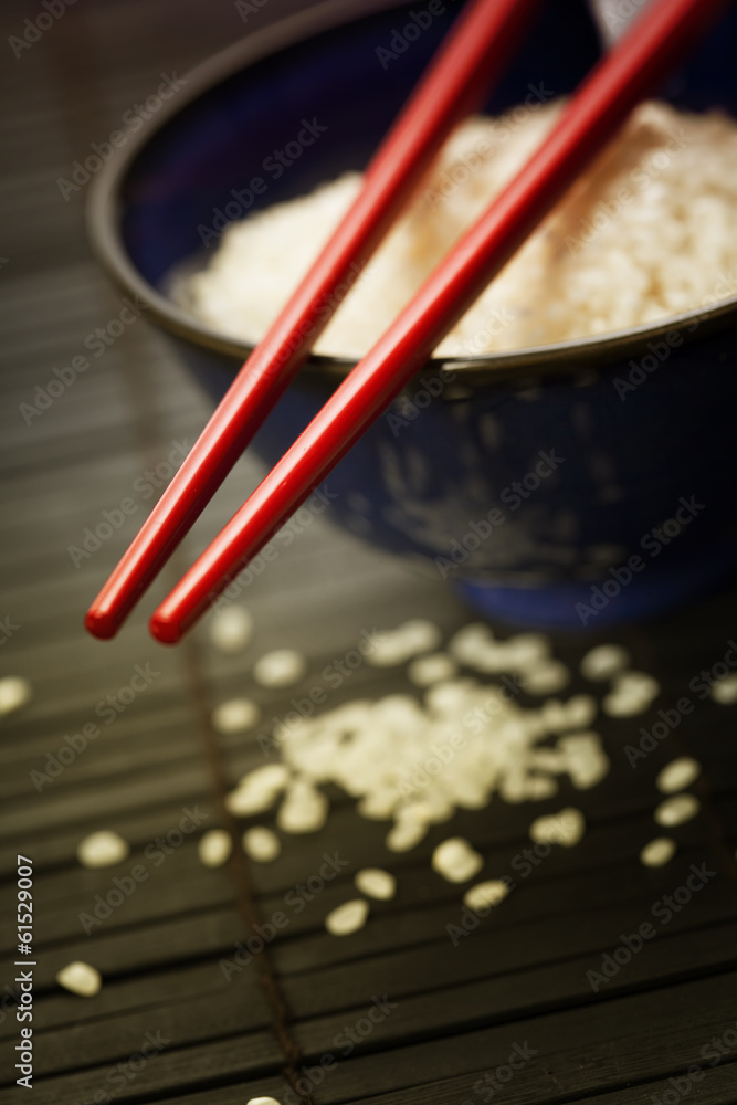 一碗米饭和筷子