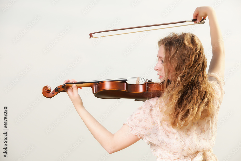 在户外拉小提琴的金发女孩