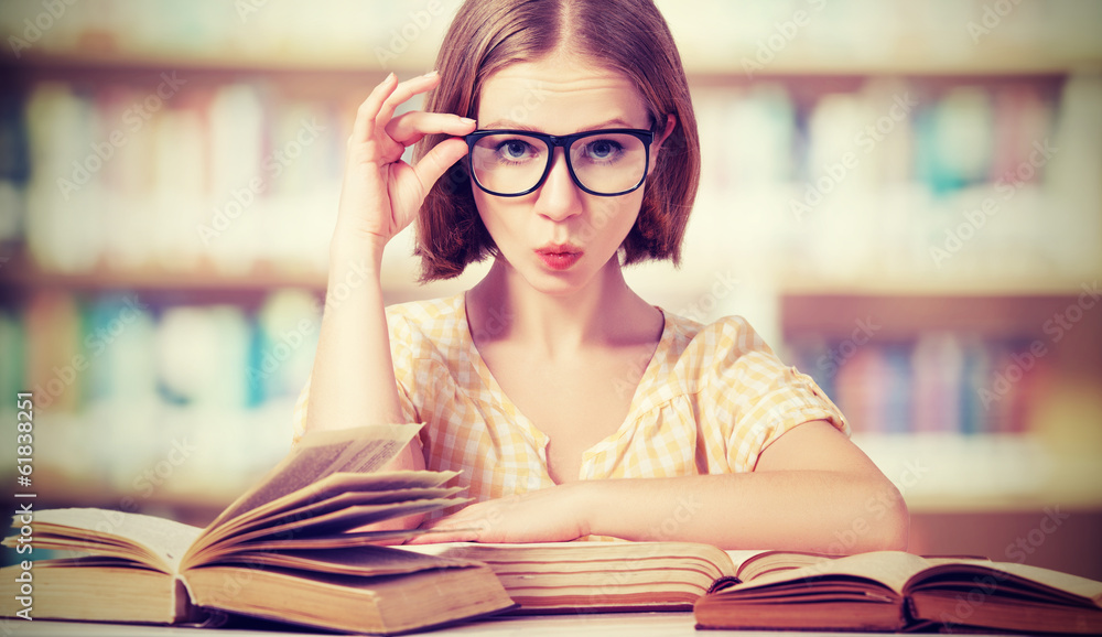 戴眼镜看书的搞笑女生