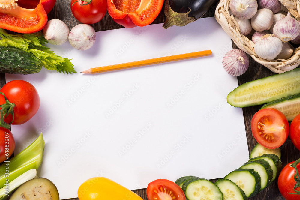 蔬菜平铺在一张纸上