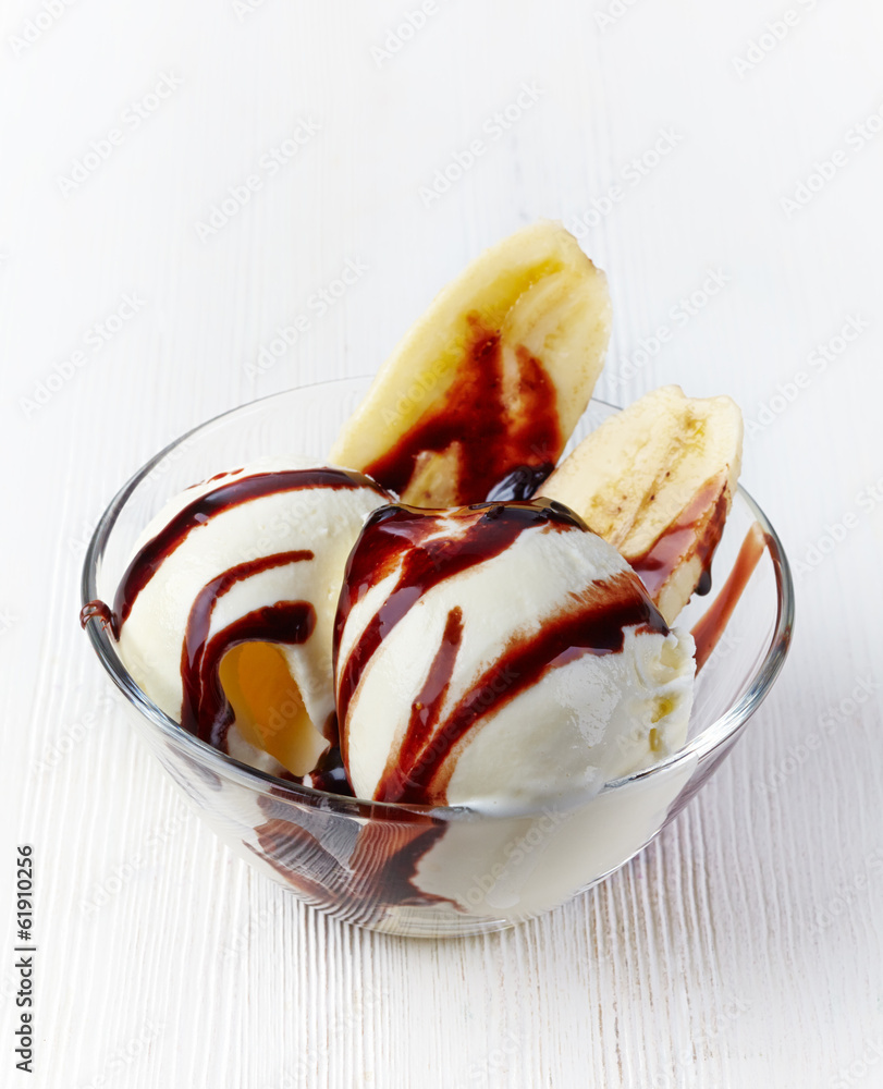 香蕉巧克力酱冰淇淋