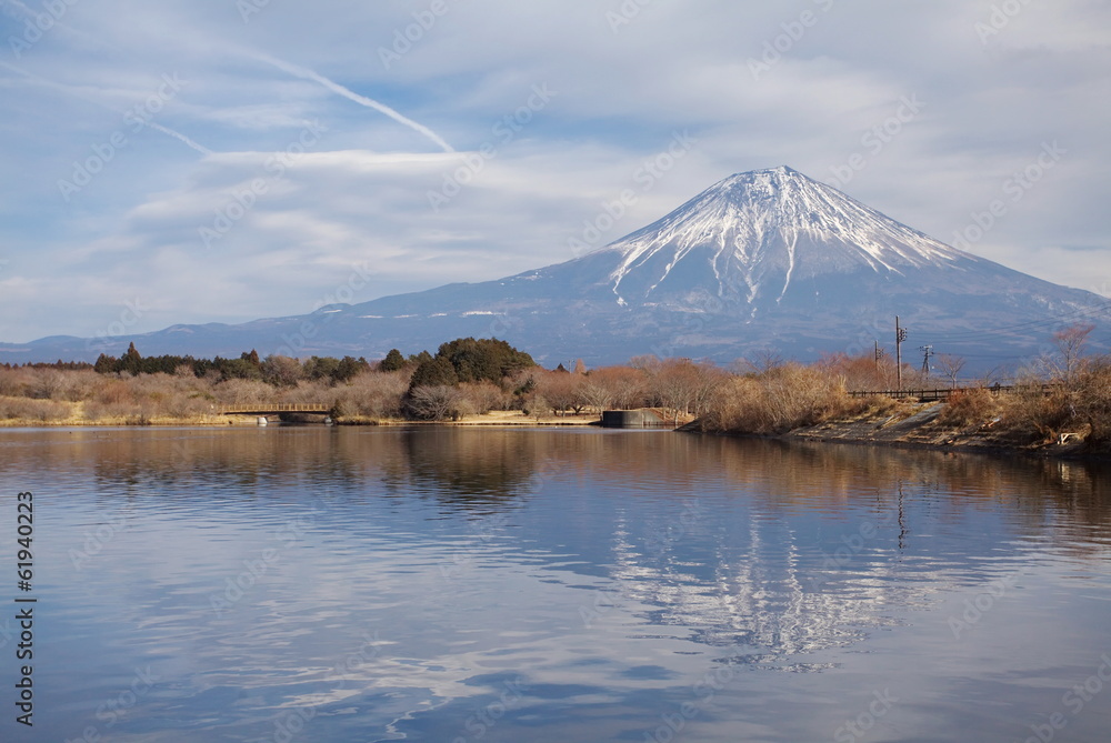冬季的富士山从谷木湖出发