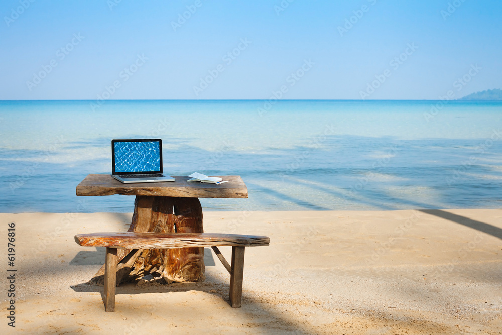 海滩上的办公室，电脑和桌子