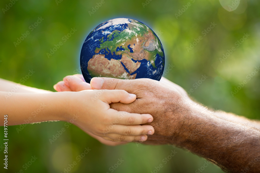 儿童和人类将地球握在手中