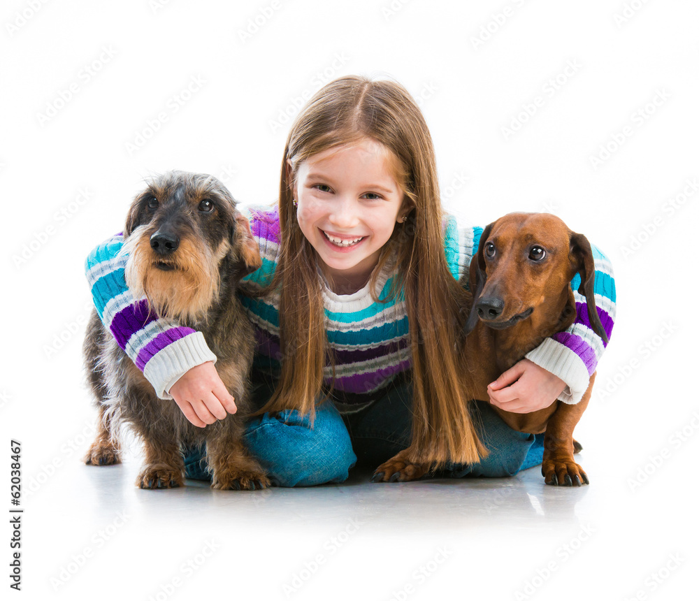 快乐的小女孩和她的达克斯猎犬