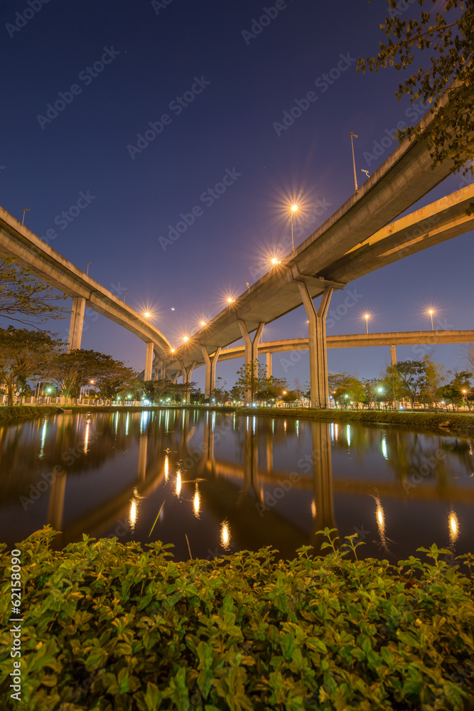 高架高速公路。泰国悬索桥的曲线。