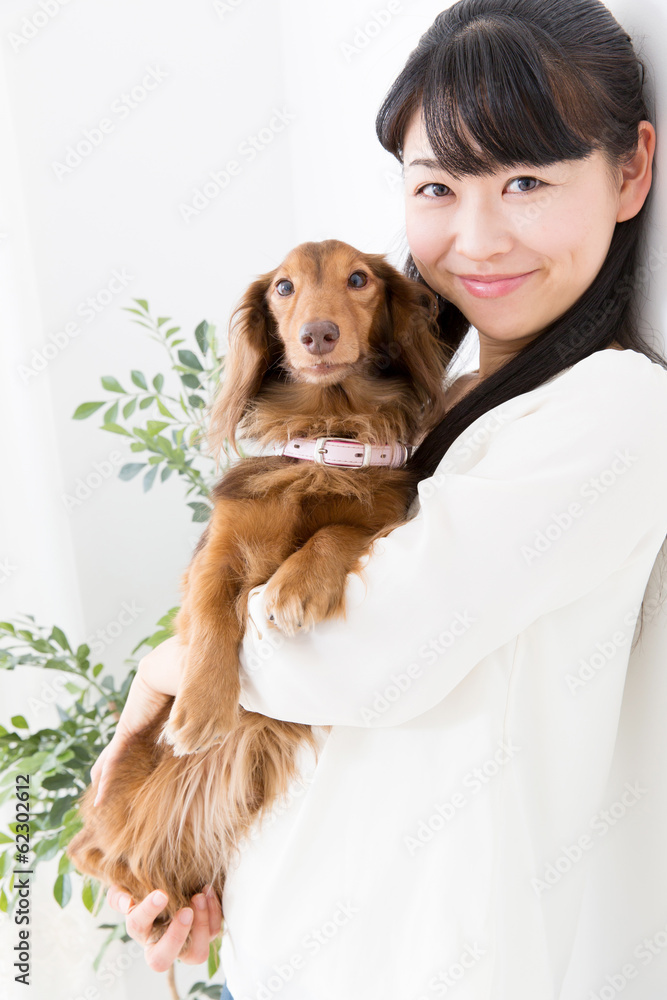 亚洲年轻女性和狗狗的生活方式形象