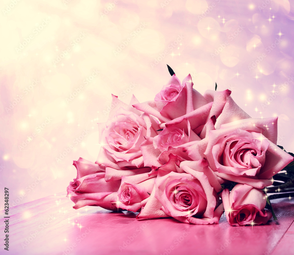 粉色木桌上美丽的粉色玫瑰