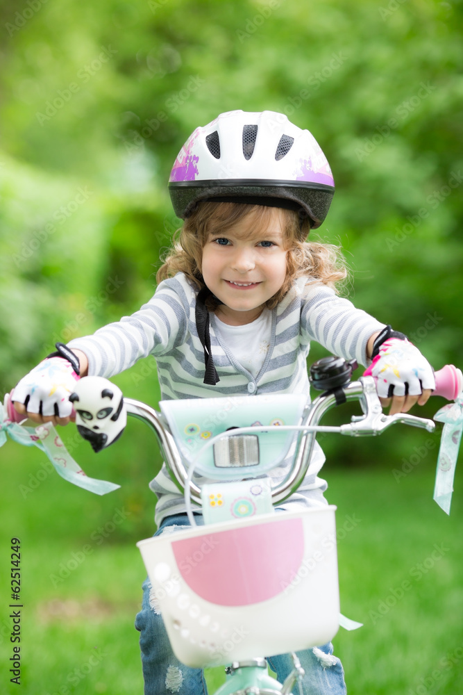 快乐的孩子坐在自行车上