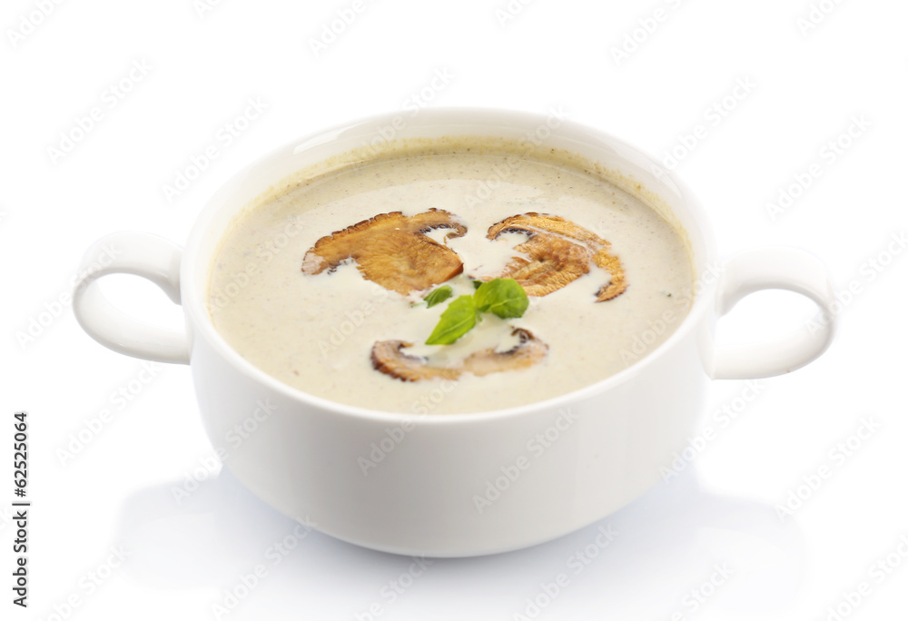 白碗蘑菇汤，装在盘子里，白色隔离