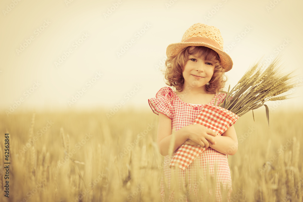 抱着小麦的快乐孩子