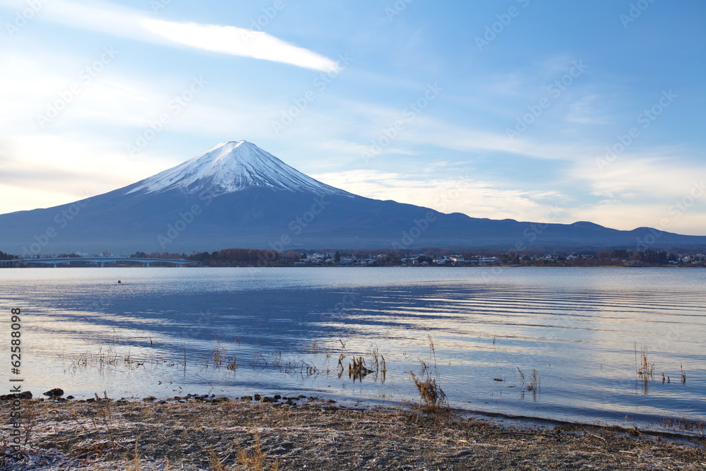 冬季早晨的富士山，来自河谷湖