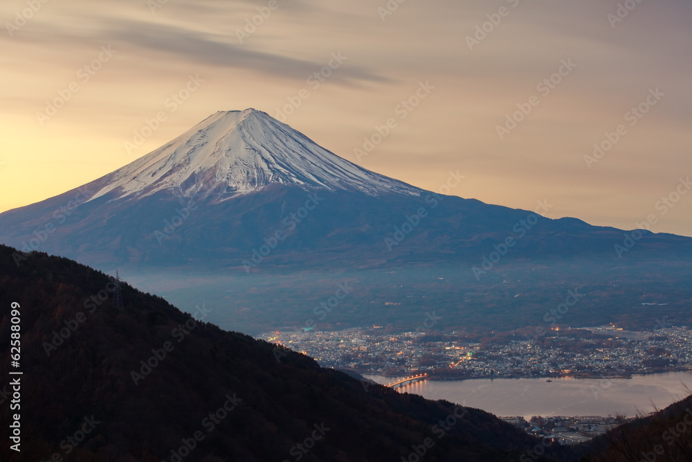 冬季早晨的富士山，来自河谷湖