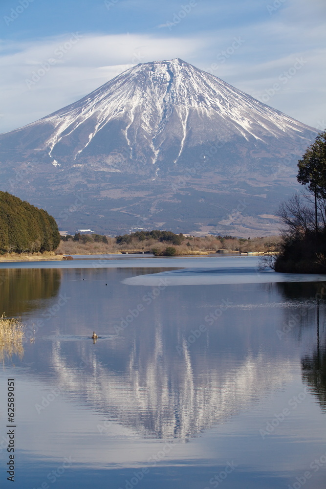 冬季的富士山从谷木湖出发