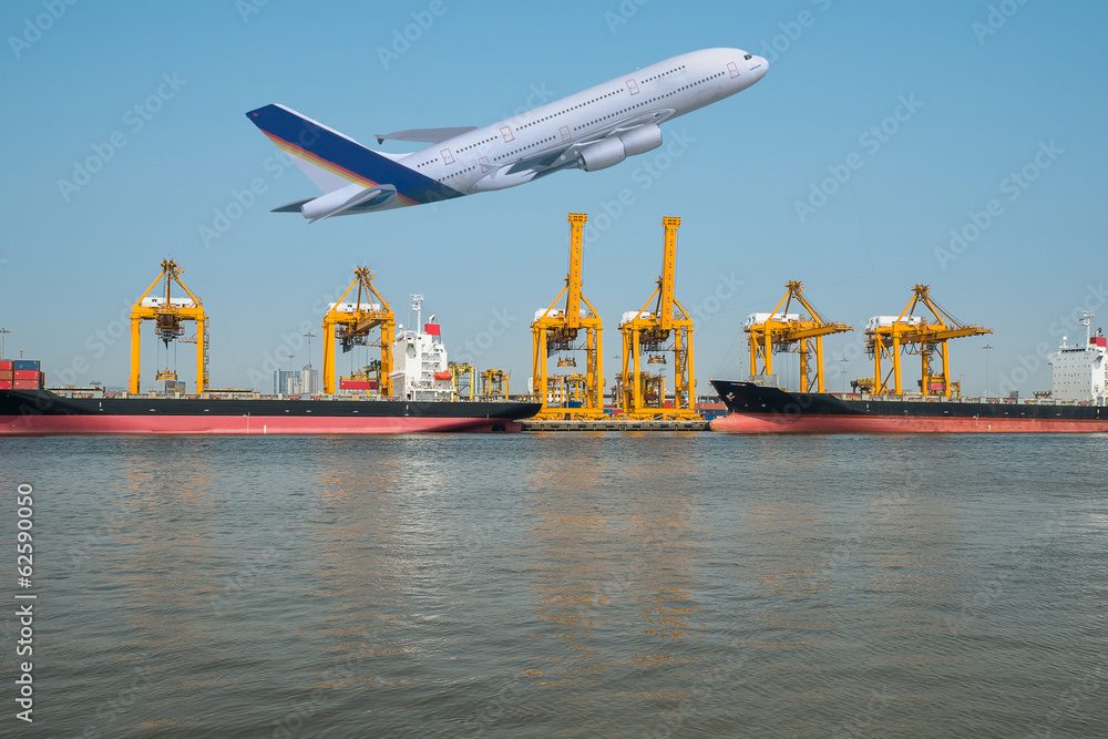 运输背景下的货船和飞机