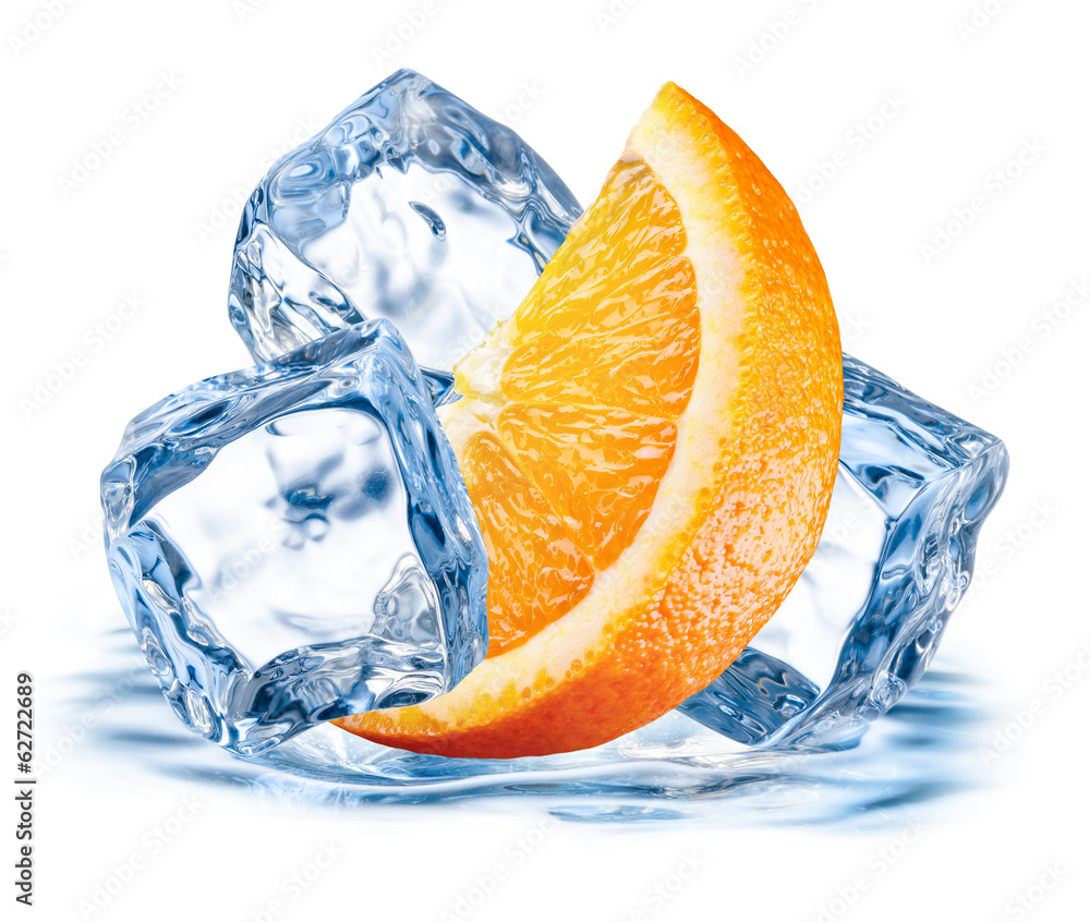 橙色水果，白色背景上有冰块隔离