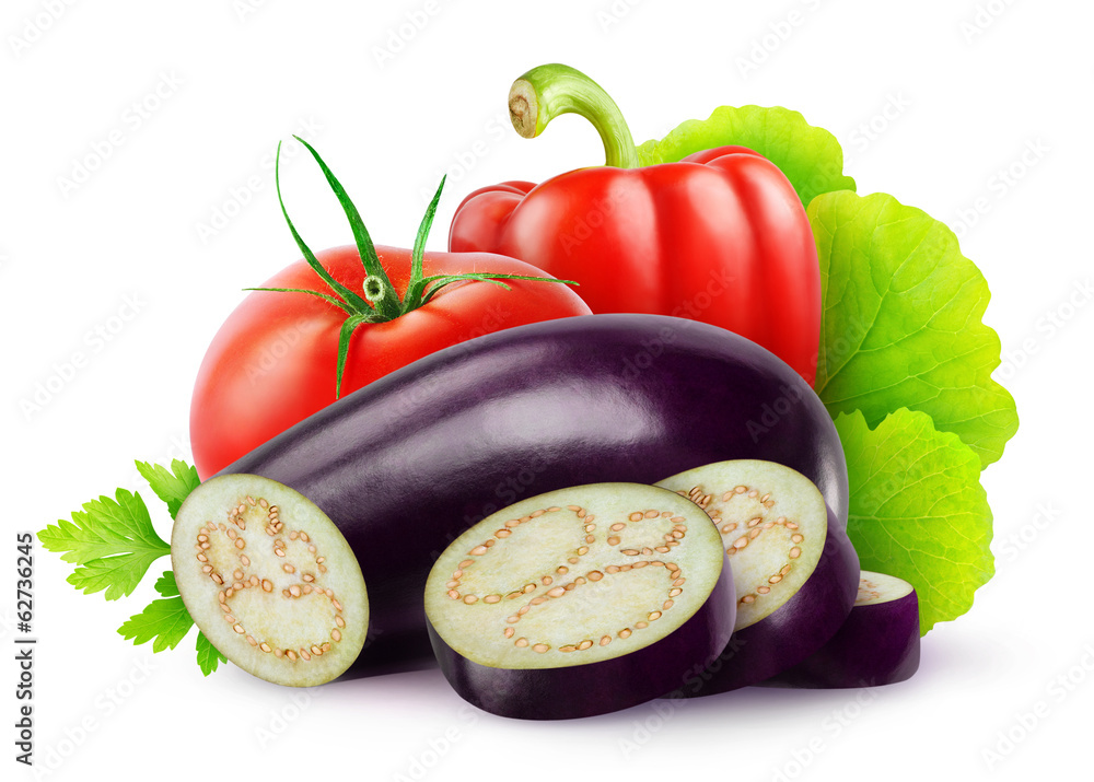 隔离蔬菜。切白底隔离的茄子、番茄和红甜椒
