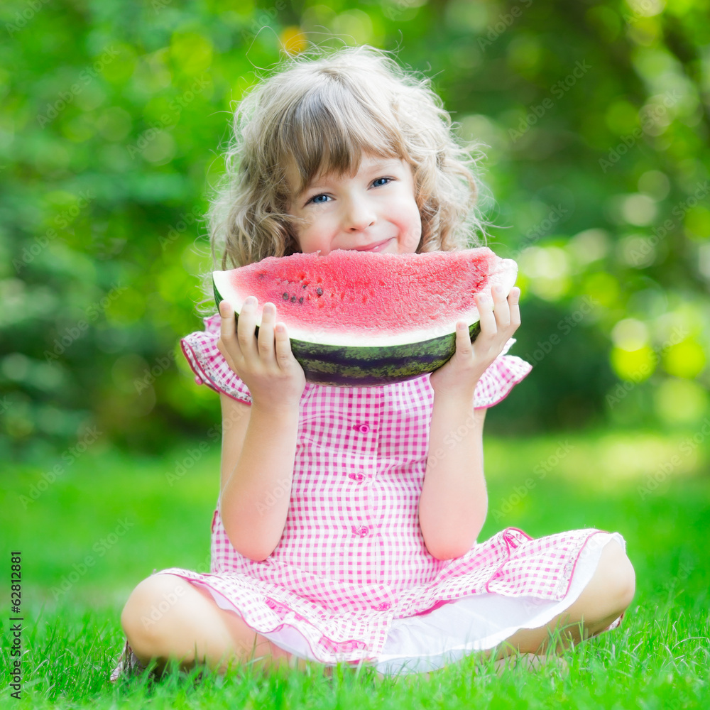 快乐的孩子吃西瓜