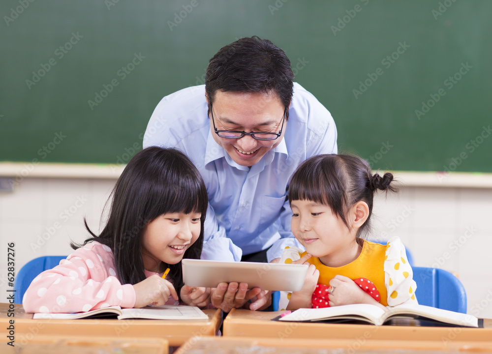 老师用数字平板电脑或ipad教孩子