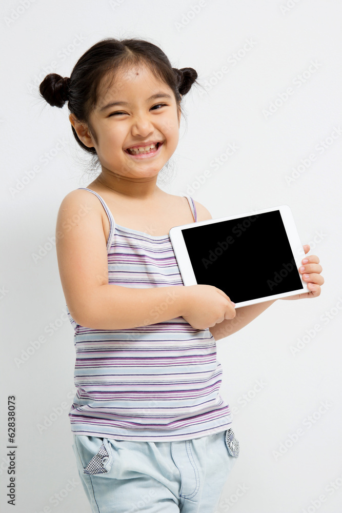拥有平板电脑的快乐亚洲孩子