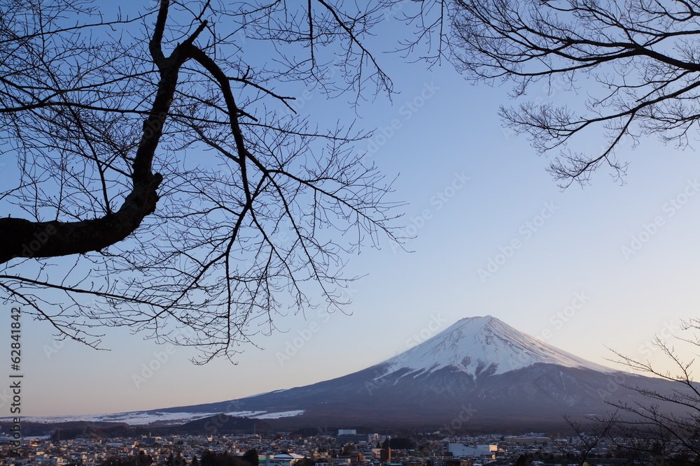 富士吉田镇冬季富士山
