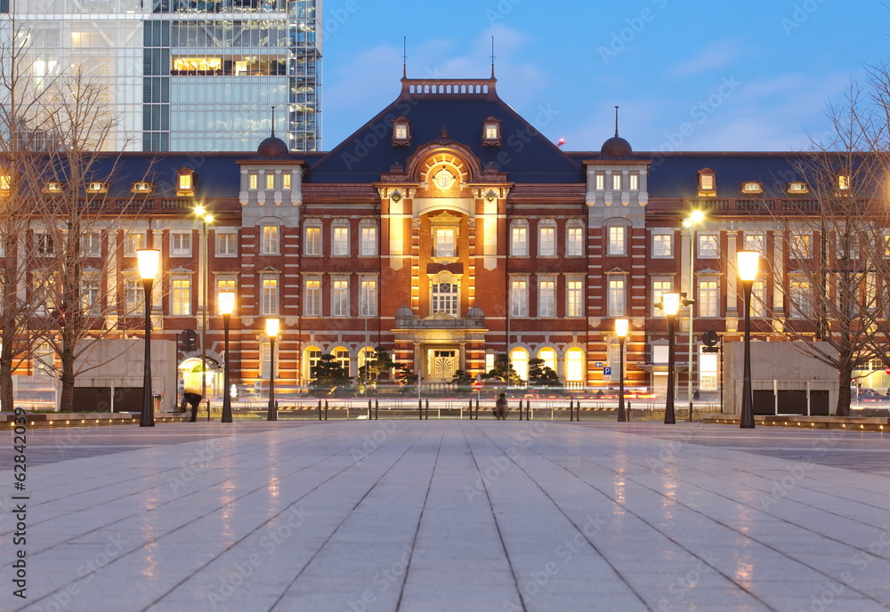 东京火车站大楼黄昏亮起