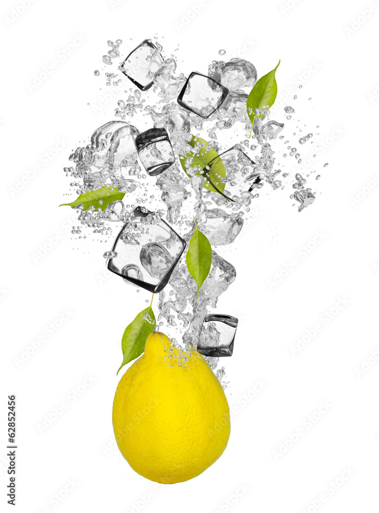 新鲜柠檬落入水中飞溅